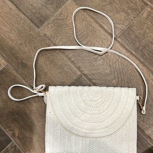 Two Straw purse with wood handles and small white crossbody straw purse - Picture 7 of 12